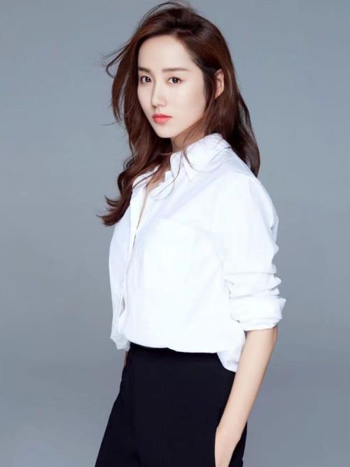 吕一（Coco），1984年1月8日出生于重庆市渝中区，毕业于北京舞蹈学院，中国内地影视女演员。
2004年，吕一完成了个人出道作品《散打》。2005年，因出演神话剧《天外飞仙》崭露头角。2007年，凭借武侠剧《雪山飞狐》获得影视星锐榜的导演推荐。2010年，她因在民国剧《新一剪梅》；都市剧《爸爸别走》中担任女主角而获得更多关注。
2011年，吕一出演了宫廷剧《后宫》。2013年，相继出演谍战剧《X女特工》；偶像剧《真爱惹麻烦》。2014年，在现代剧《平凡的世界》中饰演勤劳朴实的西北姑娘贺秀莲。2016年，吕一与钱泳辰迈入婚姻殿堂。2017年，在爱情剧《时间都知道》中饰演气质温婉的易碧雅。